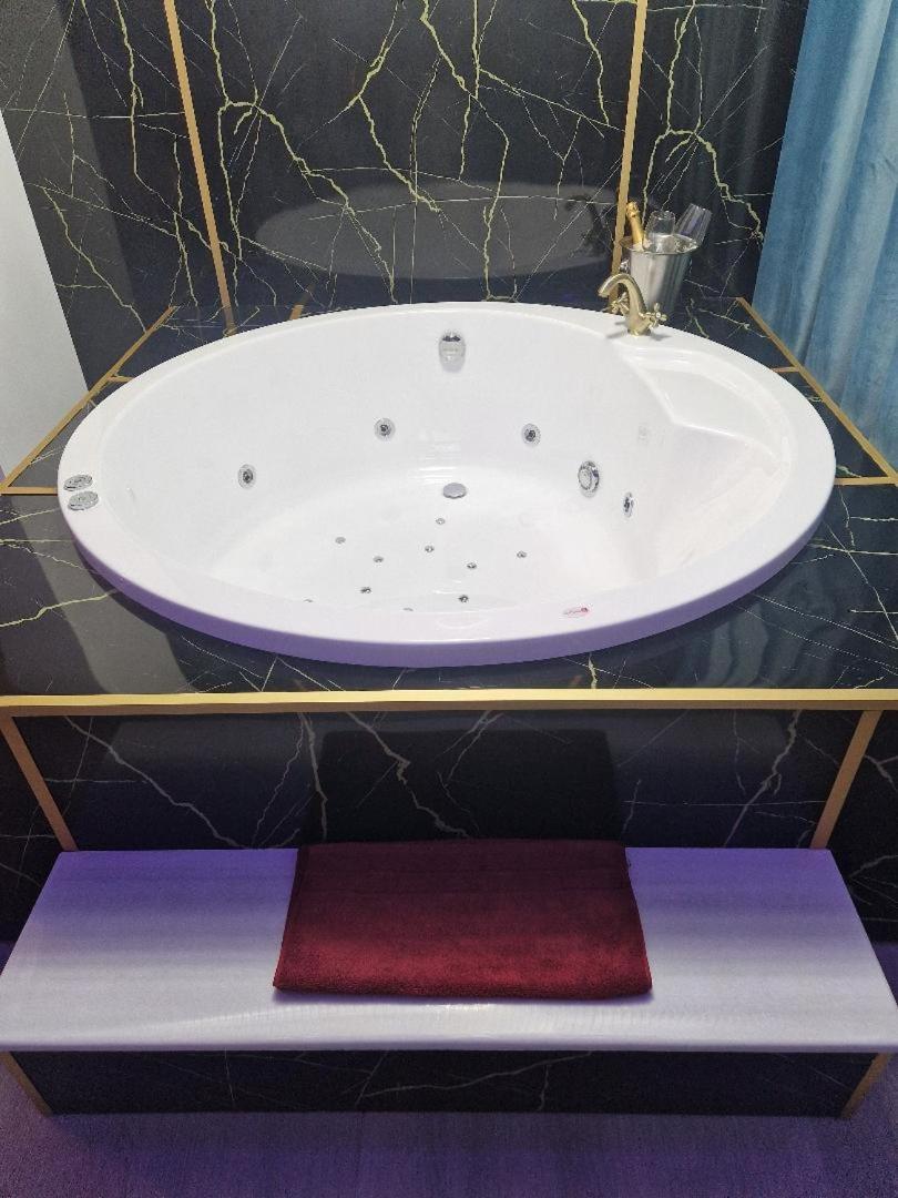 Afi Discret Jacuzzi Apartment บูคาเรสต์ ภายนอก รูปภาพ
